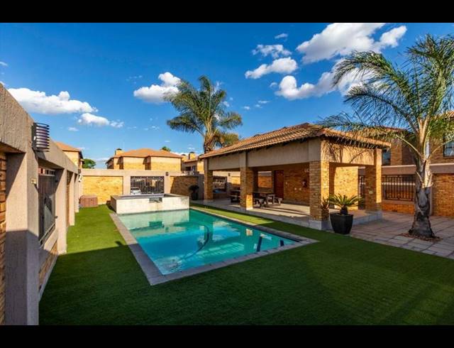 2 BEDROOM TOWNHOUSE FOR SALE IN RAVENSWOOD